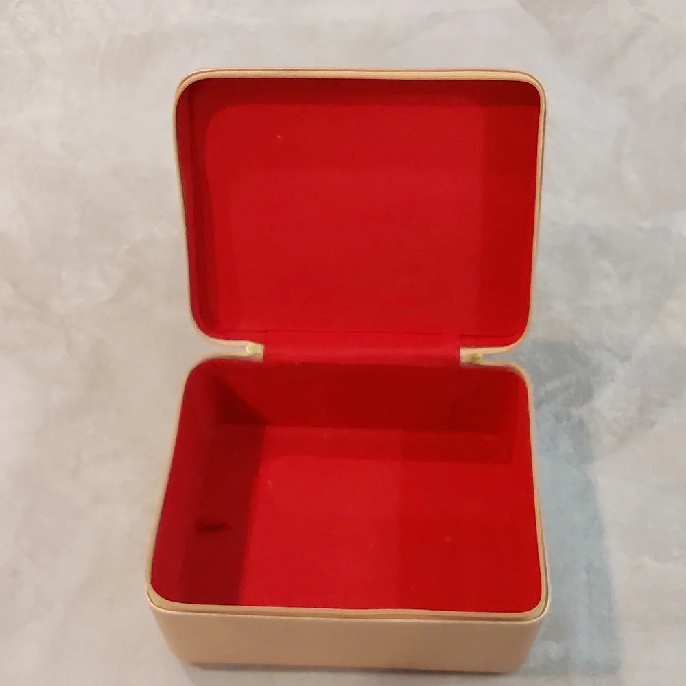 Vintage Gold Estee Lauder Makeup Storage Box Travel Box Red Interior - Picture 10 of 16